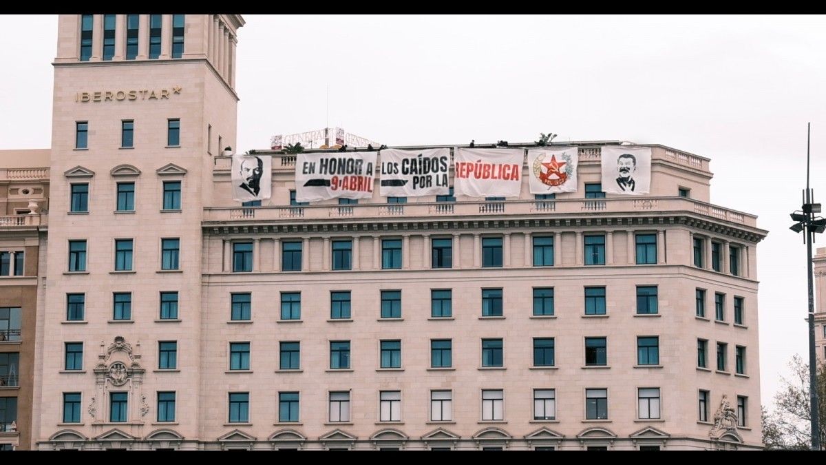 La façana de plaça Catalunya que aquest matí ha mostrat els rostres de Lenin i Stalin - PML-RC