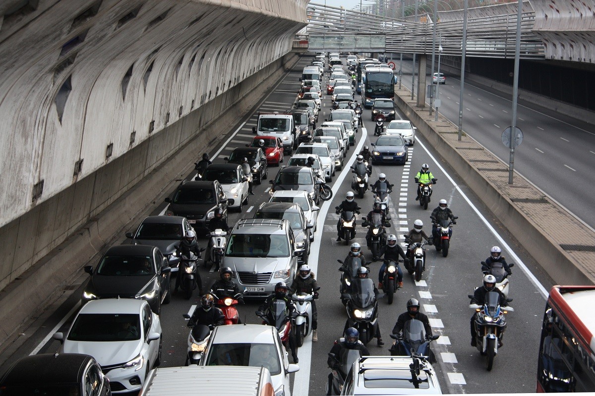 Retencions al nou túnel de Glòries el primer dia laborable