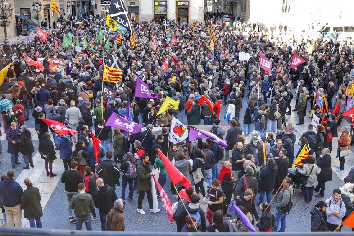 La manifestació en defensa del català a l'escola, a plaça Sant Jaume - Josep Lluís Escudero
