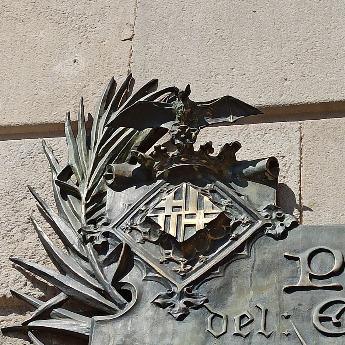Detall d'un ratpenat coronant un escut de barcelona en una placa d'un premi d'arquitectura - Dani Cortijo