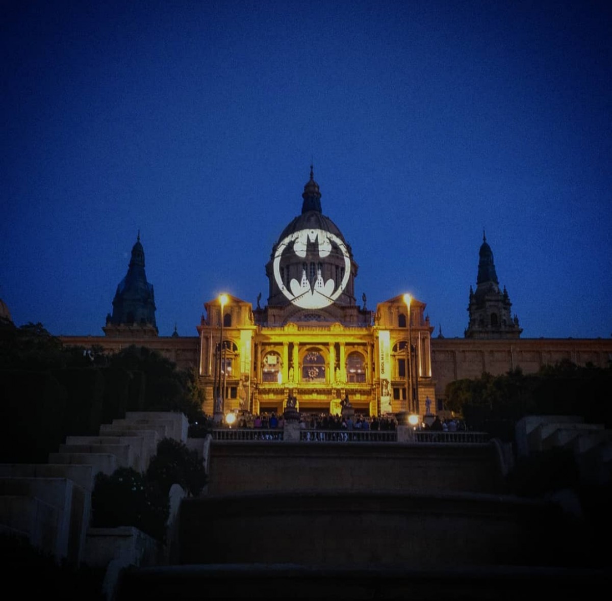 Projecció del símbol de Batman al MNAC el 21 setembre del 2019, un altre ratpenat famós no vinculat al Casal de Barcelona - Dani Cortijo