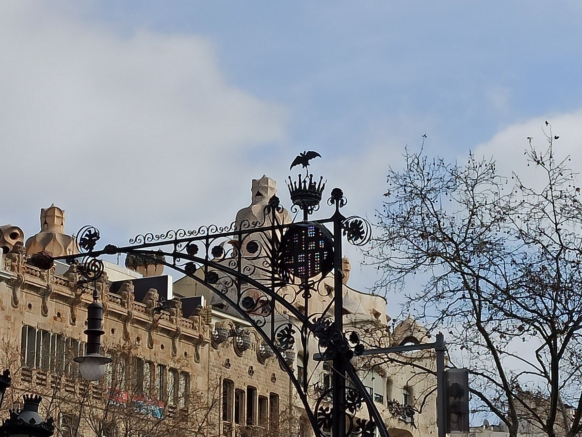 Ratpenat coronant l'escut de la ciutat als fanals del Passeig de Gràcia - Dani Cortijo