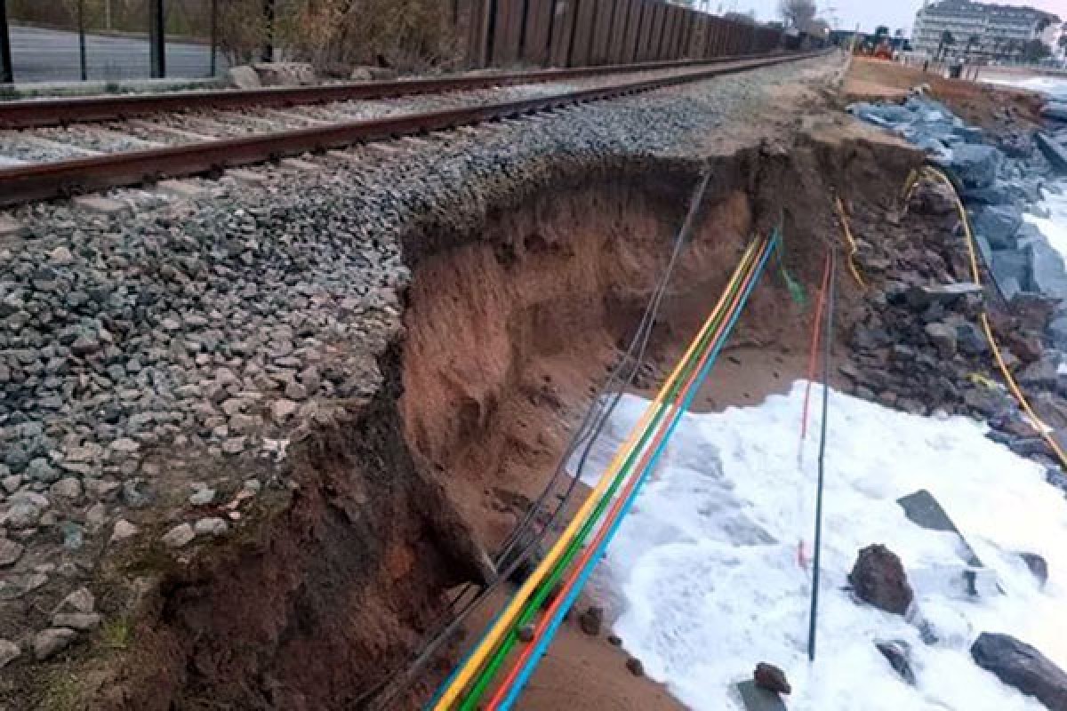 Restablerta la circulació ferroviària entre Pineda i Malgrat després de l'esvoranc causat per l'onatge