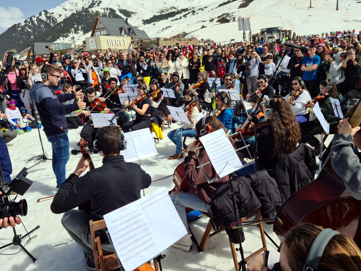Un miler de músics tocant sobre la neu a la Val d'Aran en l'homenatge a Pau Donés - ACN/Marta Lluvich