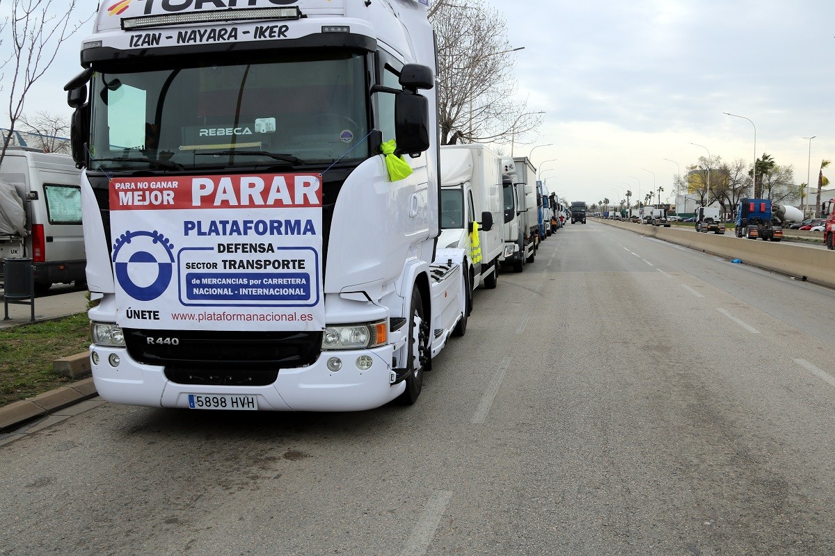 Els transportistes suspenen «temporalment» la vaga