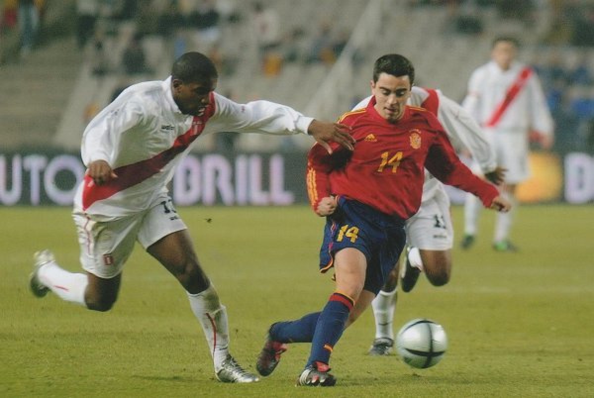 Xavi Hernández, en l'Espanya-Perú de 2004, el darrer partit que, fins aquest dissabte, havia disputat la selecció estatal a Catalunya - @DeChalaca