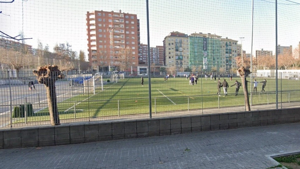 Pallissa grupal al vigilant d'un camp de futbol a Barcelona