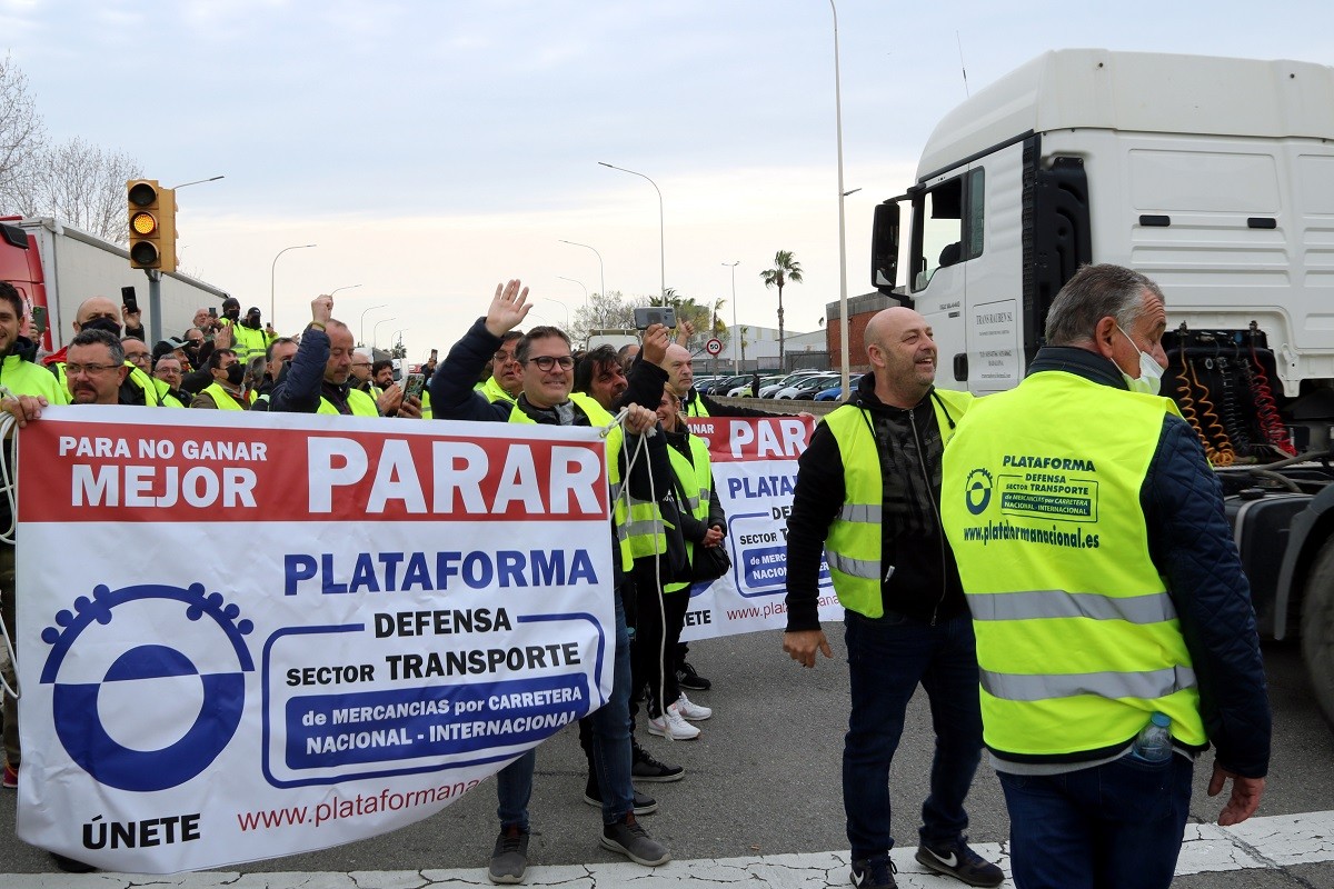 Els transportistes tornen a tallar la Ronda Litoral