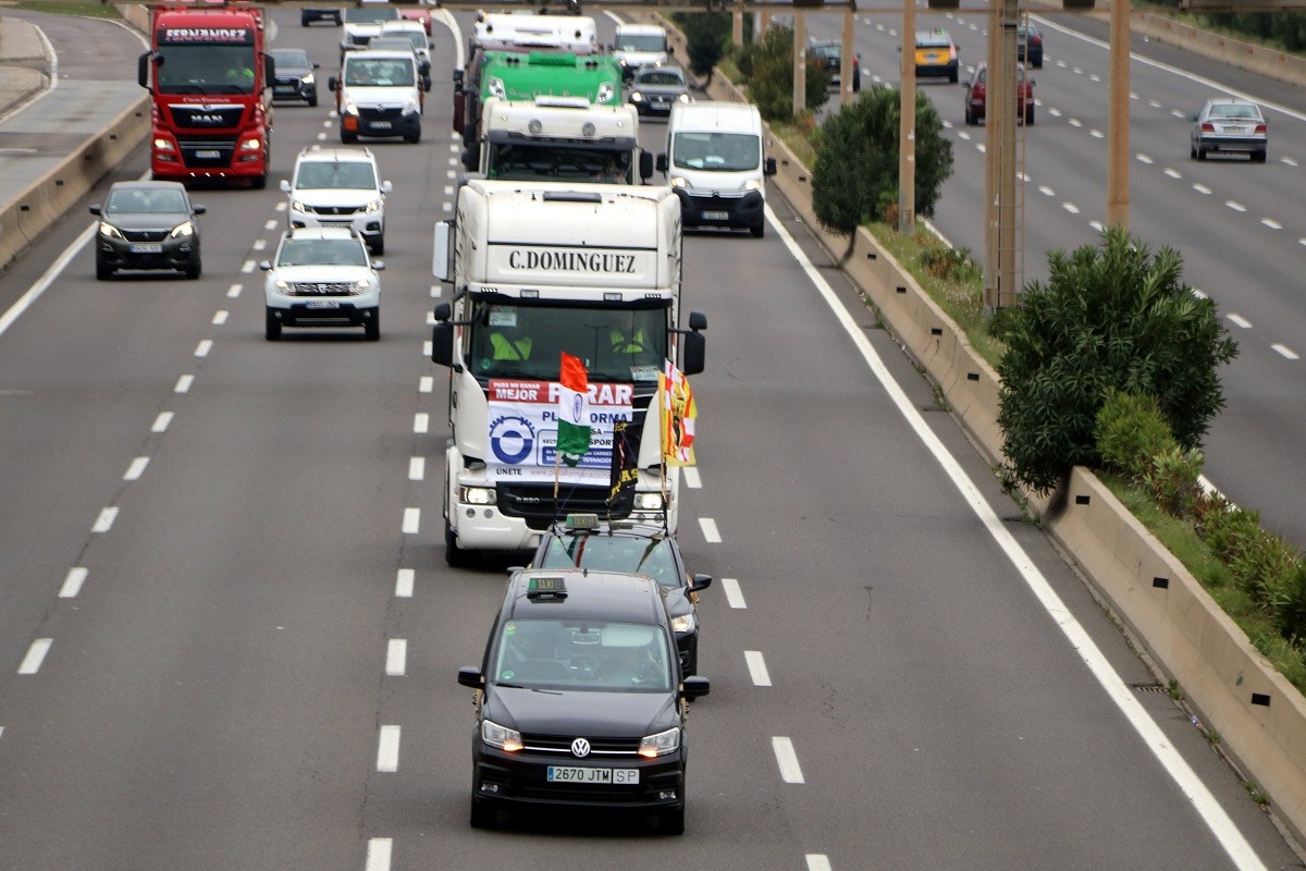 Marxa lenta de transportistes i taxistes aquest dimecres. - ACN