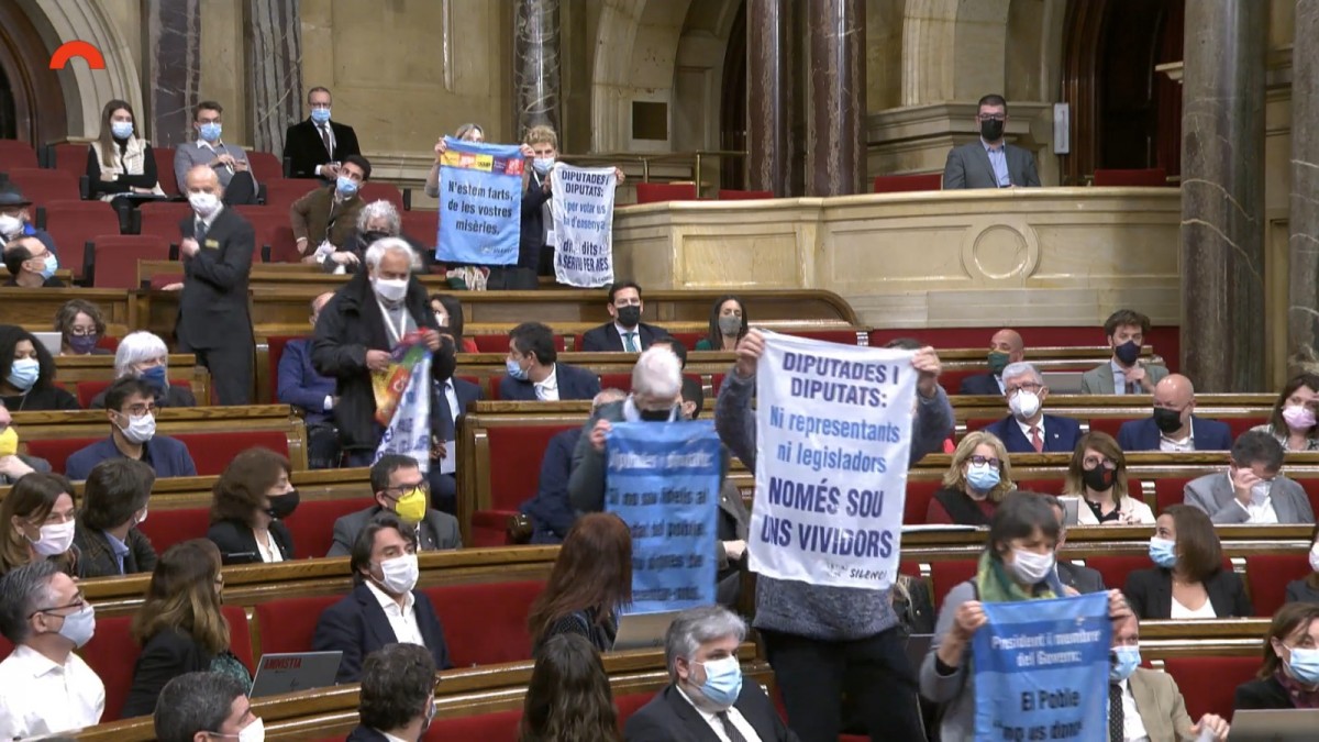 «Només sou uns vividors»: un grup d'activistes irromp a l'hemicicle i atura el ple