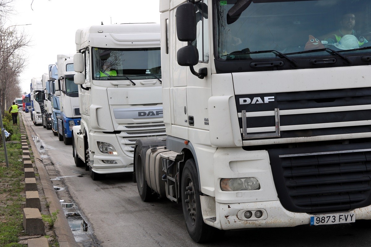 Marxa lenta de centenars de camions a les rondes de Barcelona. - ACN