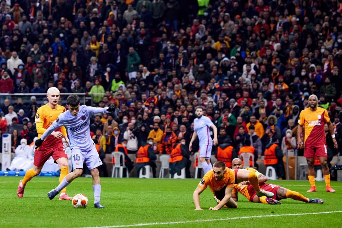 Pedri condueix el Barça als quarts de final