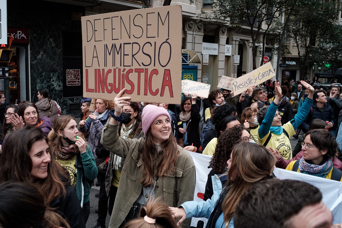 Milers de professors es manifesten al centre de Barcelona contra la conselleria d'Educació - Adrià Costa