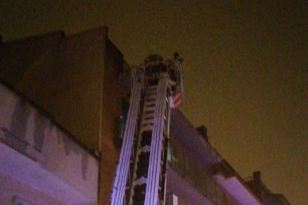 Cinc intoxicats, un de gravetat, en l'incendi d'un pis a Figueres