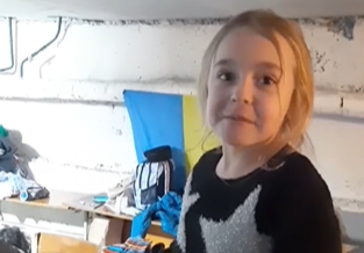 Una nena ucraïnesa emociona cantant «Let it go» en un búnquer de Kíiv