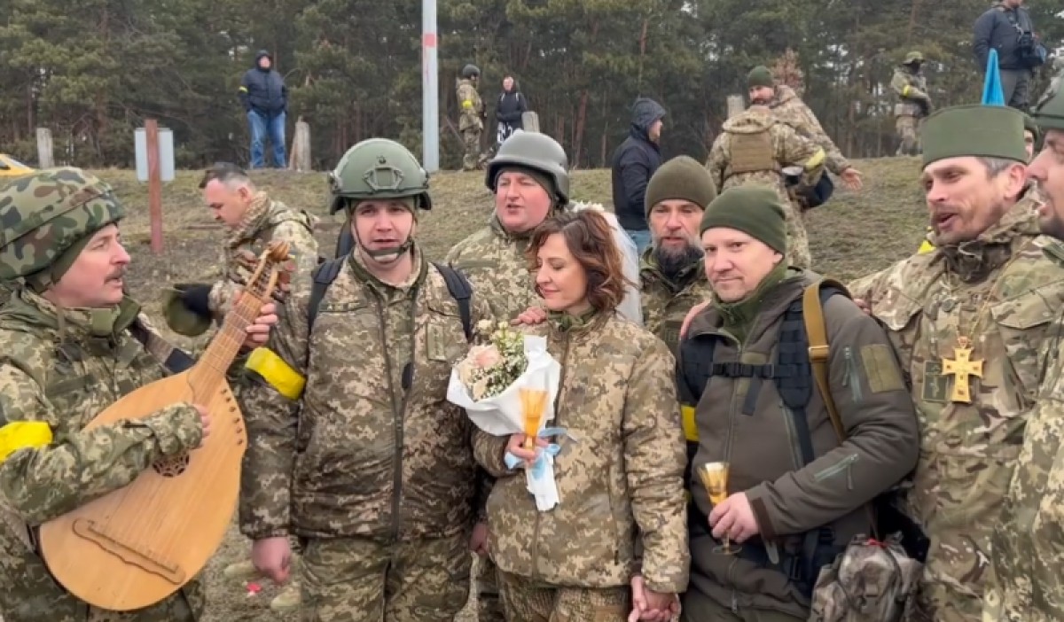 Vídeo | Casats a primera línia: dos ucraïnesos contrauen matrimoni amb l'uniforme militar