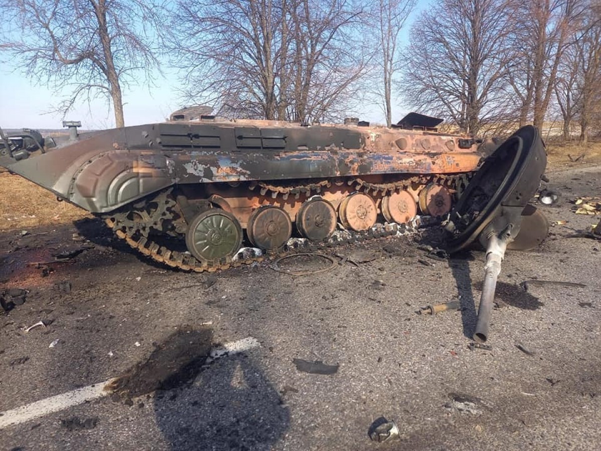 Un tanc rus que es dirigia a Kíiv quan va ser interceptat per l'exèrcit ucraïnès a Sumi - Dmytro Zhyvytskyi, governador de la província de Sumi