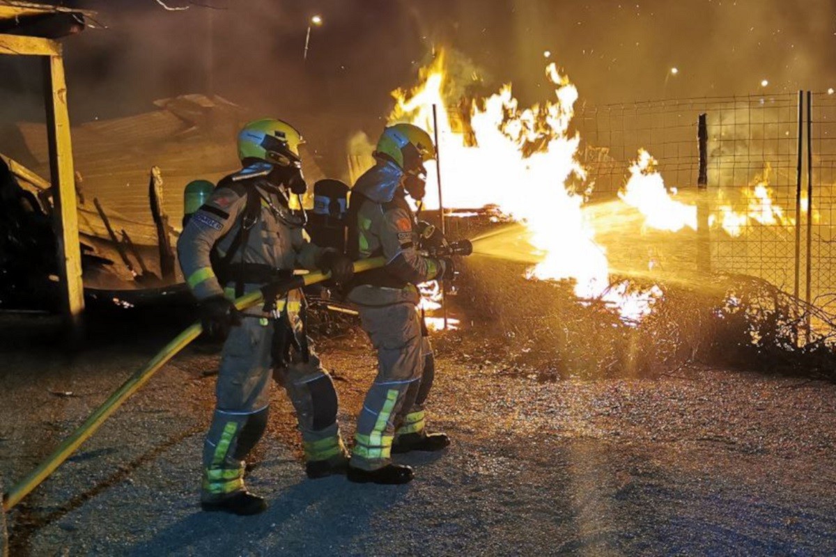 Crema un centre d'antiguitats a l'entrada de Palafrugell