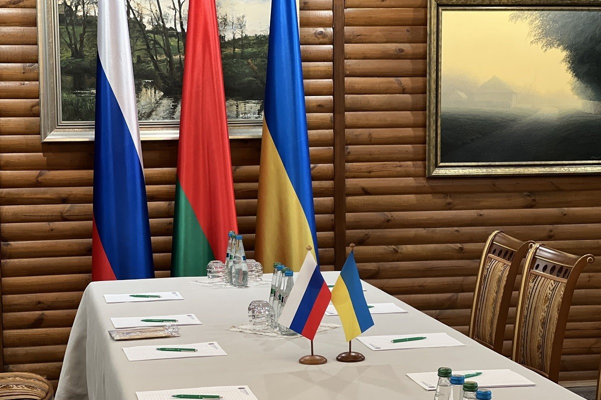 La taula de negociació moments abans d'acollir la segona trobada entre Ucraïna i Rússia - ACN / Govern de Bielorússia
