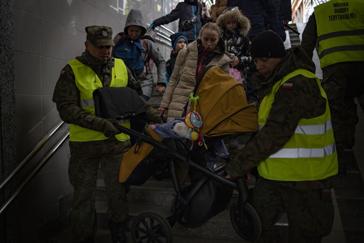 Soldats de l'exèrcit polonès ajuden a les persones refugiades a l'estacioÌ de PrzemyÅ›l - Sergi Cámara