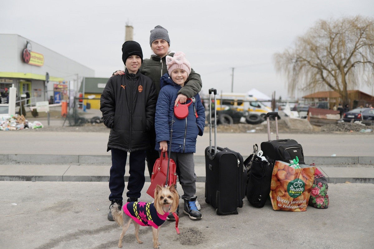 Liz (13 anys), Nikitta (11 anys) i la seva mare Lena després de passar amb la seva gossa la frontera - Sergi Cámara