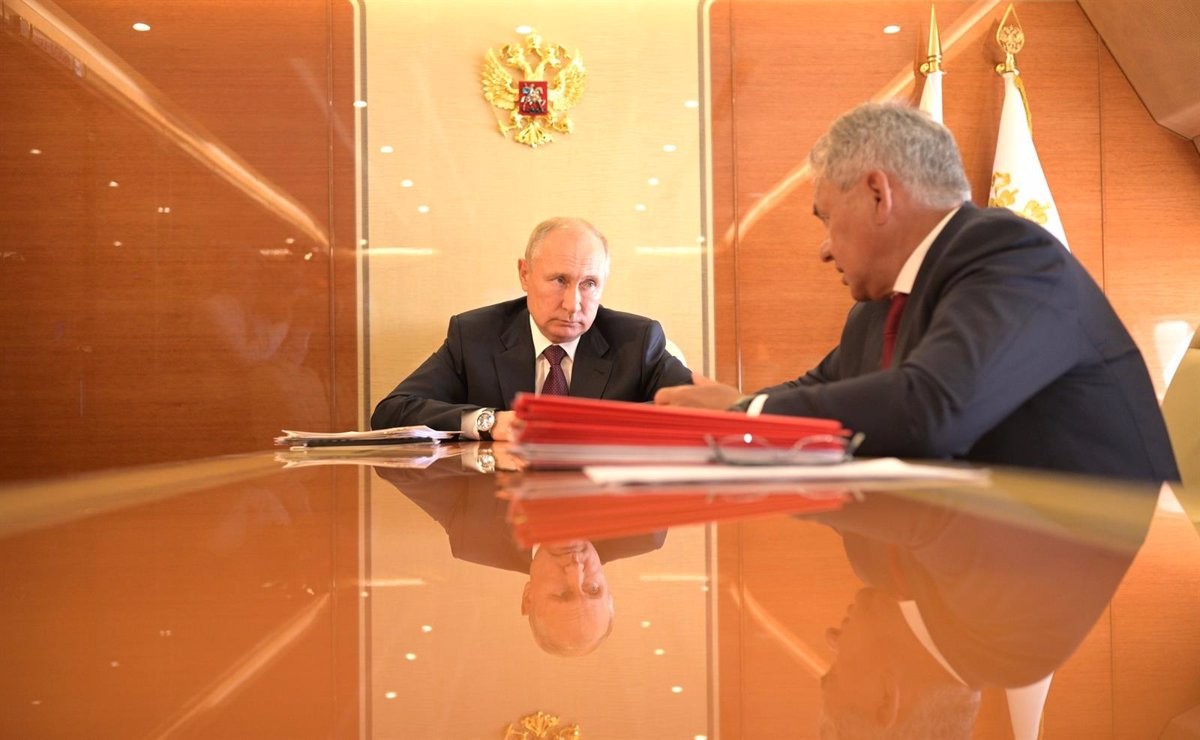 Vladímir Putin amb el general Shoygu, ministre de Defensa. - europa press