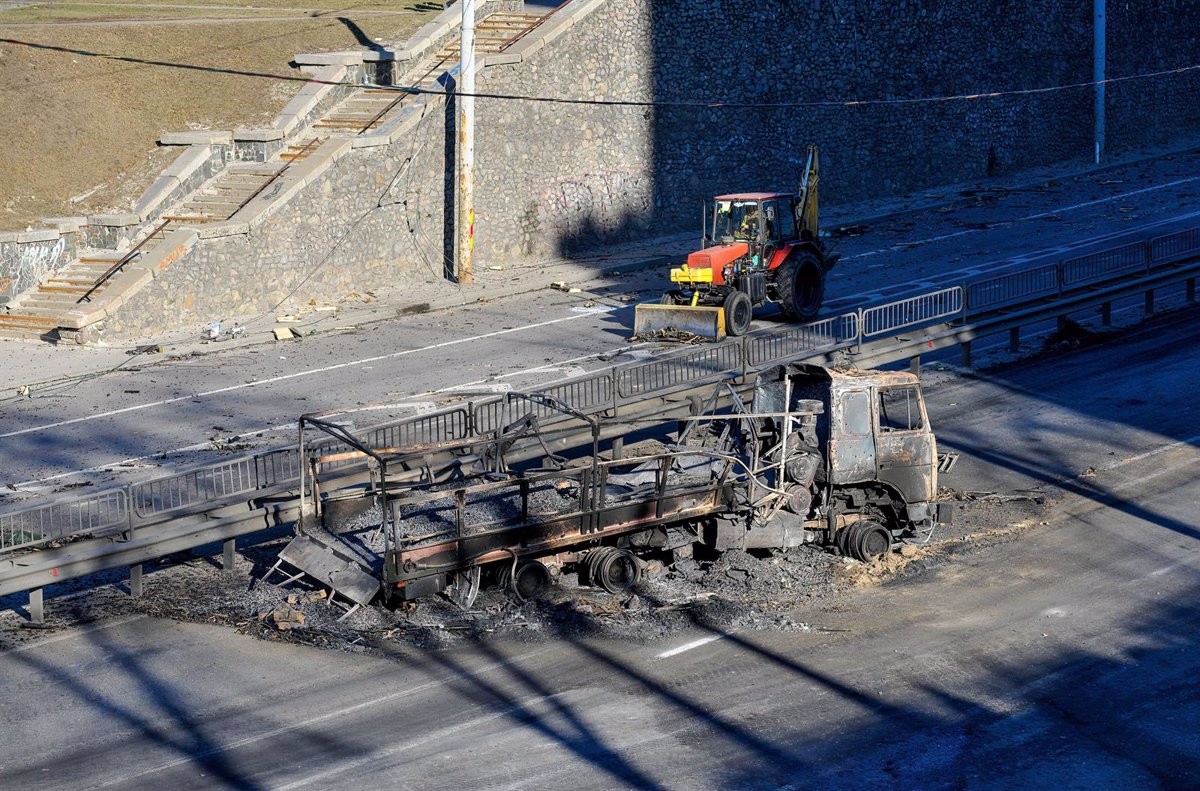 Vídeo | Un míssil impacta contra un edifici oficial rodejat de civils a Khàrkiv