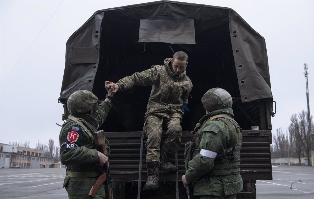 Soldats de Lugansk amb un militar ucraïnès detingut - Europa Press