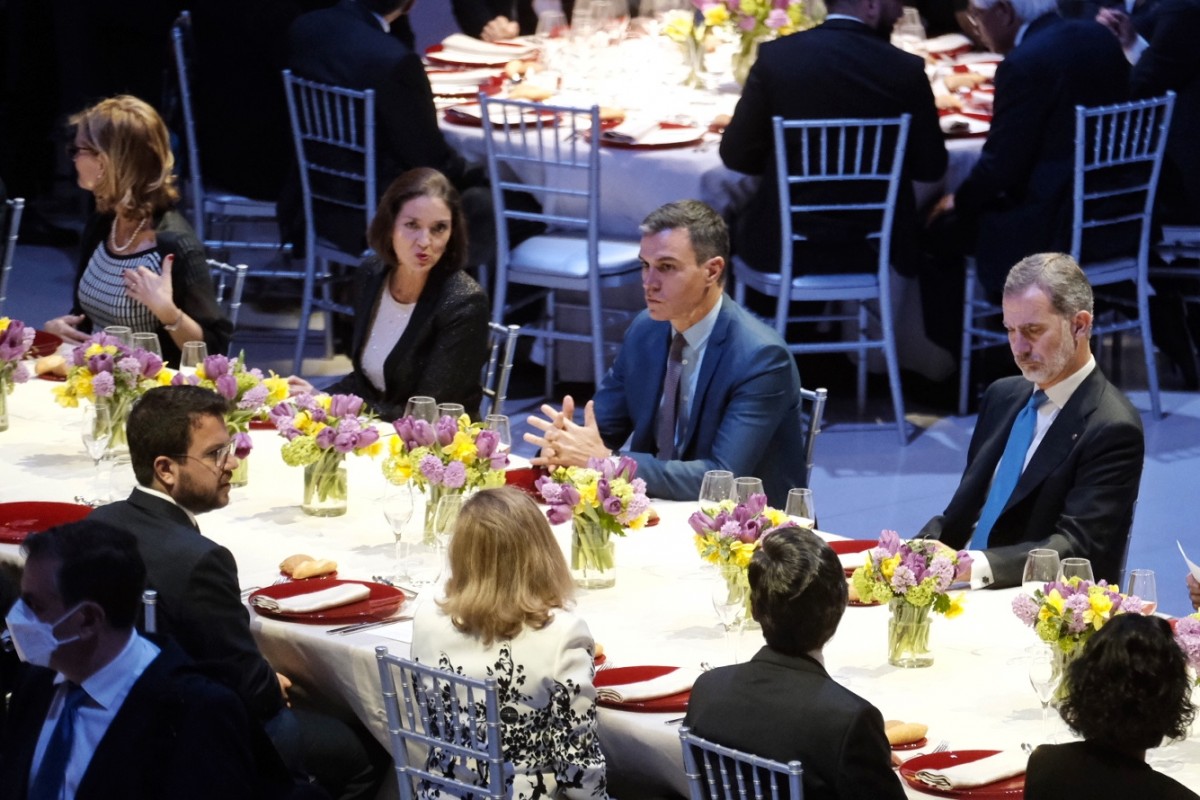 Aragonès, Sánchez i el rei, en el sopar inaugural del MWC 2022. - Adrià Costa