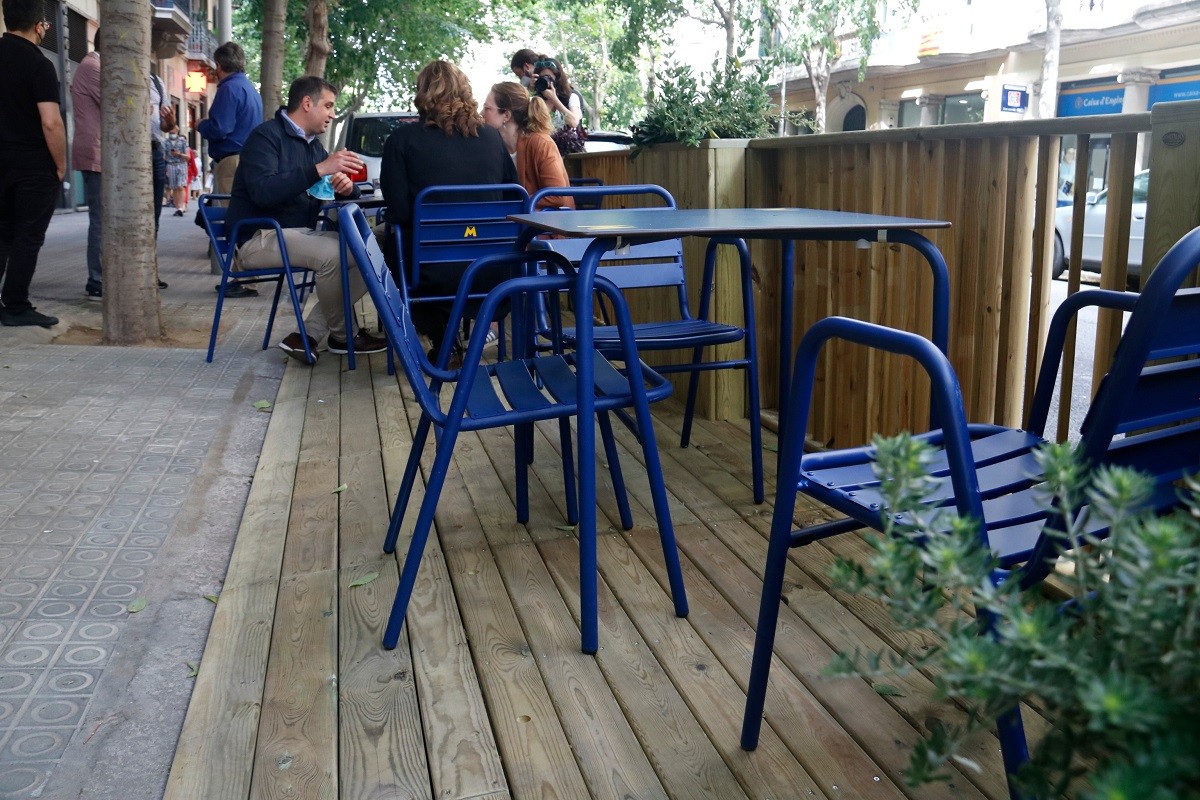Barcelona dona un mes extra per sol·licitar la regularització de terrasses ampliades en pandèmia