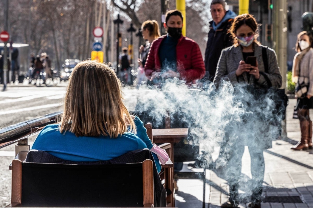 Nova llei antitabac: prohibit el fum a les terrasses i els anuncis de cigarretes electròniques