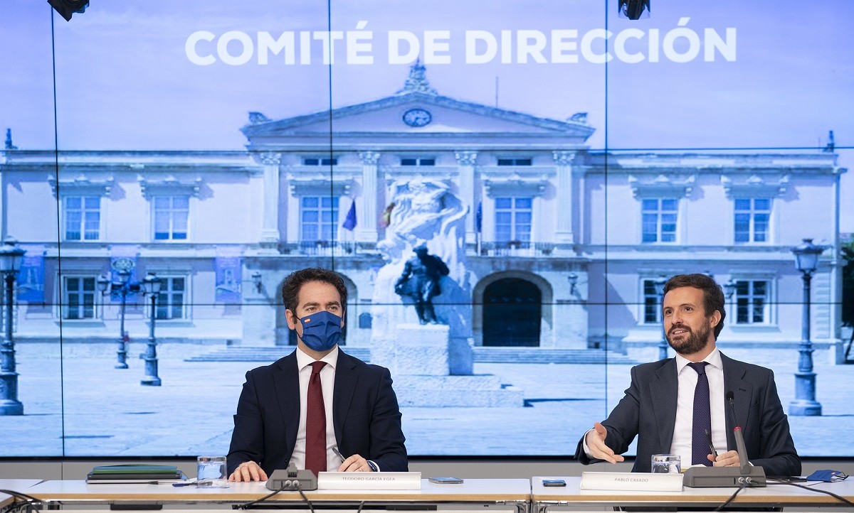 Casado sacrifica la seva mà dreta i accepta un congrés extraordinari