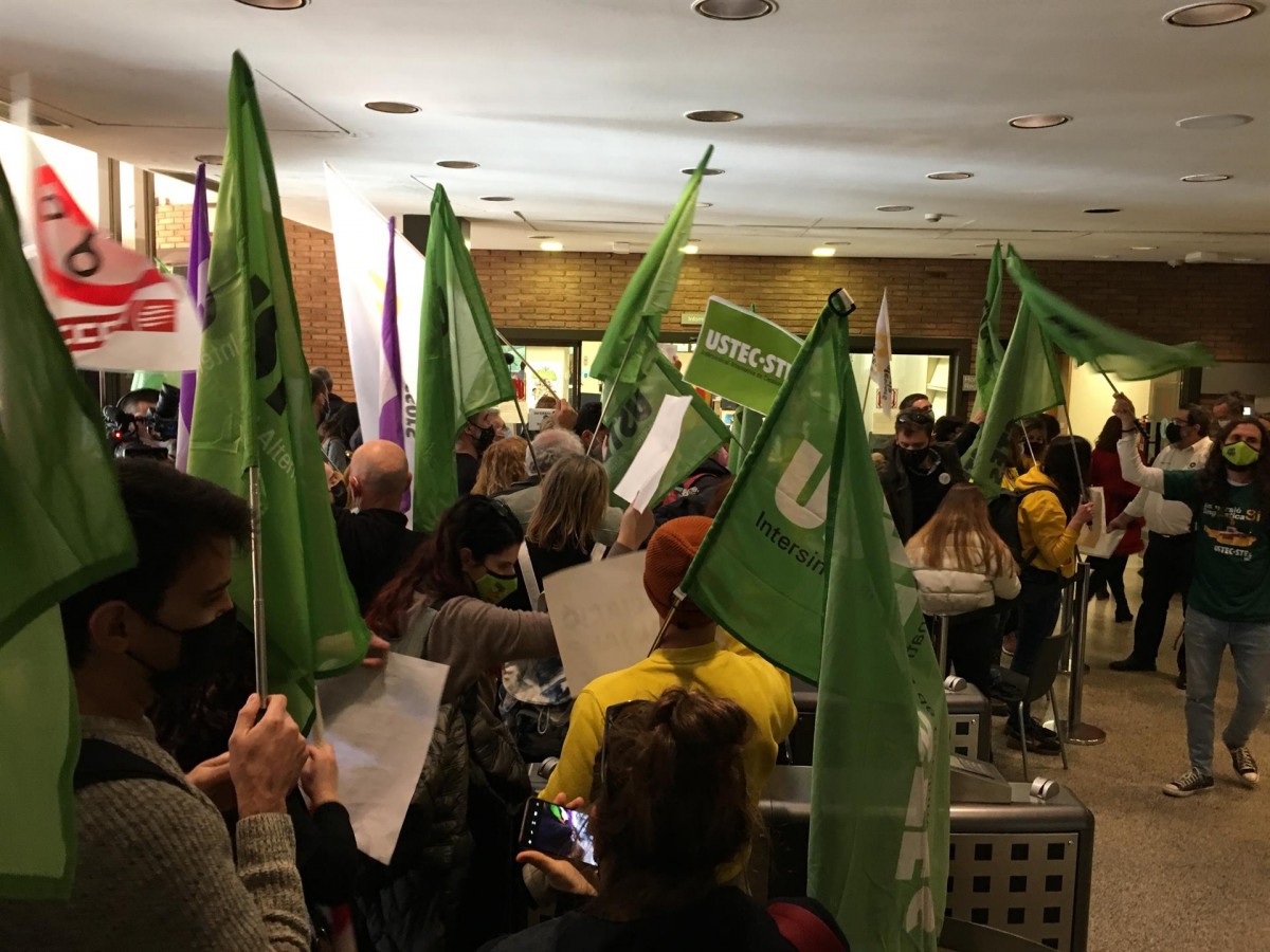 Els canvis al calendari escolar es mantenen malgrat la pressió sindical