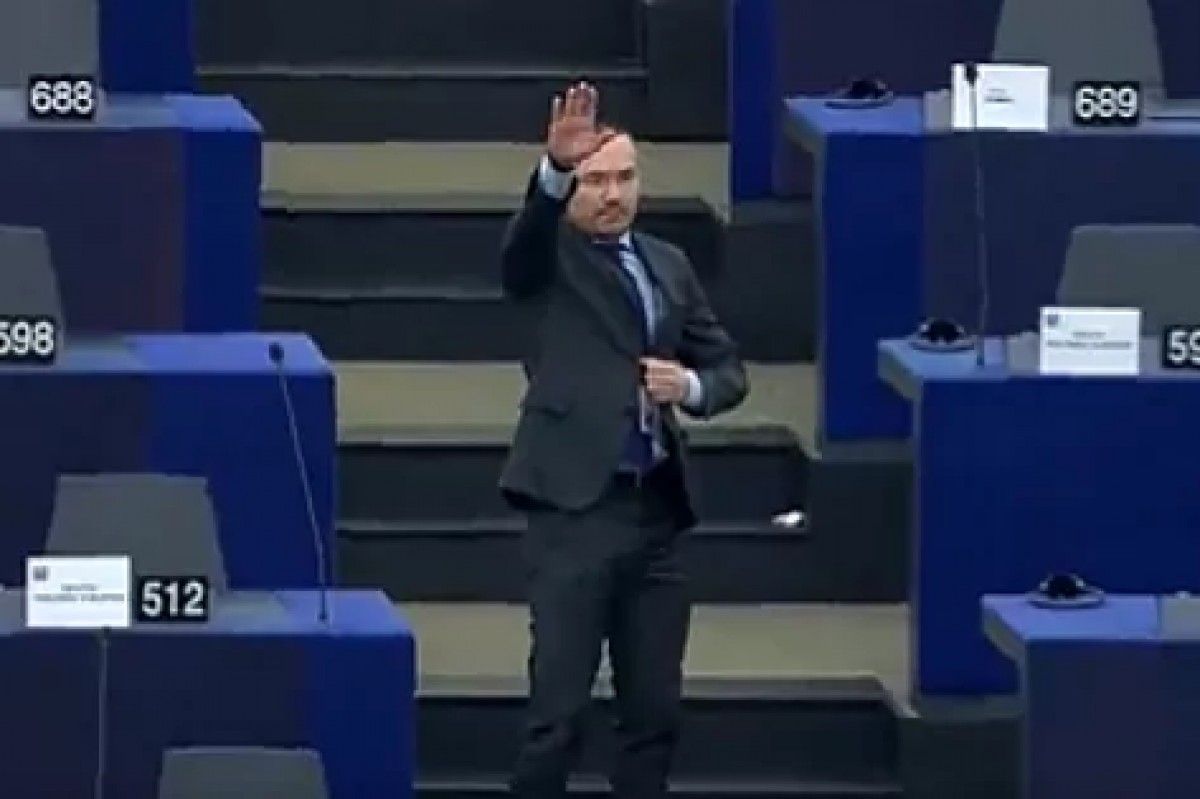 El ponent del suplicatori contra Puigdemont fa la salutació nazi al Parlament Europeu