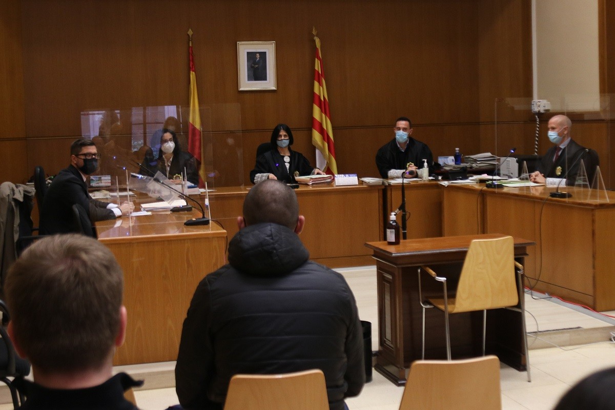 Un manifestant pacta dos anys de presó per llançar una pedra als Mossos en les protestes post-sentència