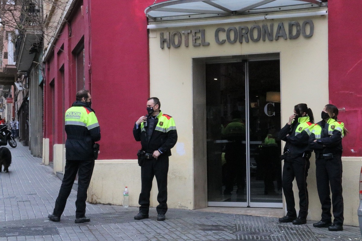 Una clienta hauria originat el foc de l'hotel del Poble-sec