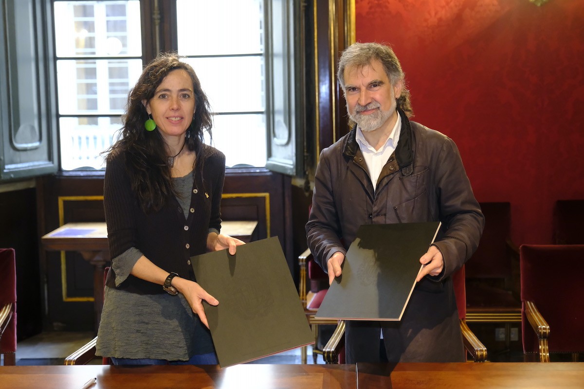 Òmnium i la Cambra es conjuren a impulsar l'ús del català a les empreses i el comerç