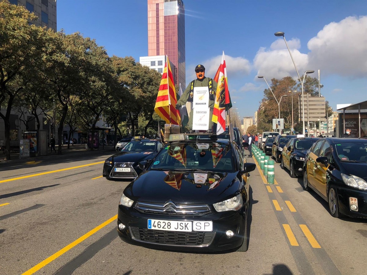 Centenars de taxistes col·lapsen el centre de Barcelona per la batalla contra Uber