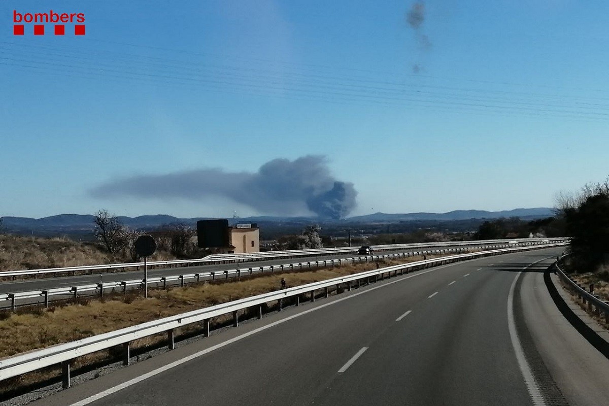 Protecció Civil aixeca el confinament de Rodonyà i Masllorenç per l'incendi d'una fàbrica