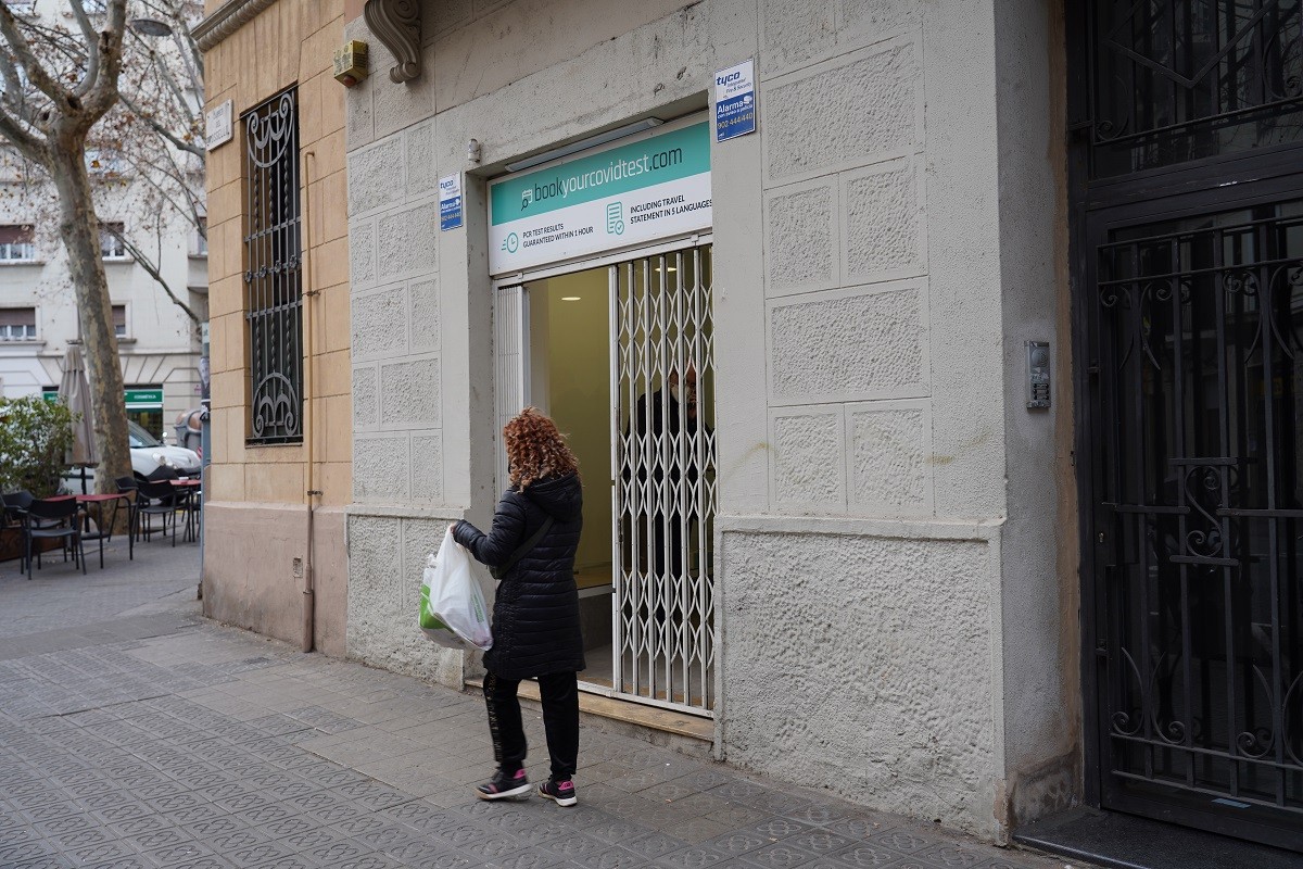 Tanquen quatre laboratoris que feien tests sense llicència a Barcelona