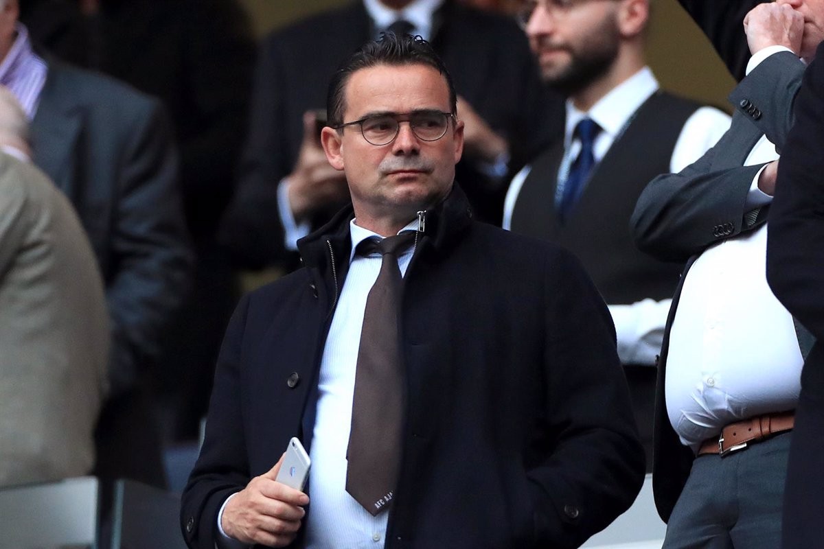 Marc Overmars, acomiadat de l'Ajax per assetjar treballadores del club