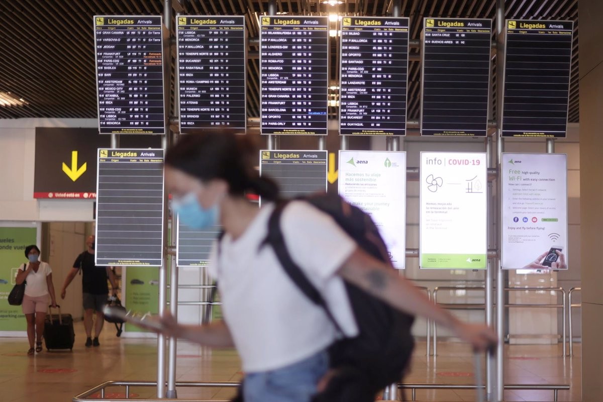 Europa elimina l'obligatorietat de dur mascareta als avions i als aeroports 