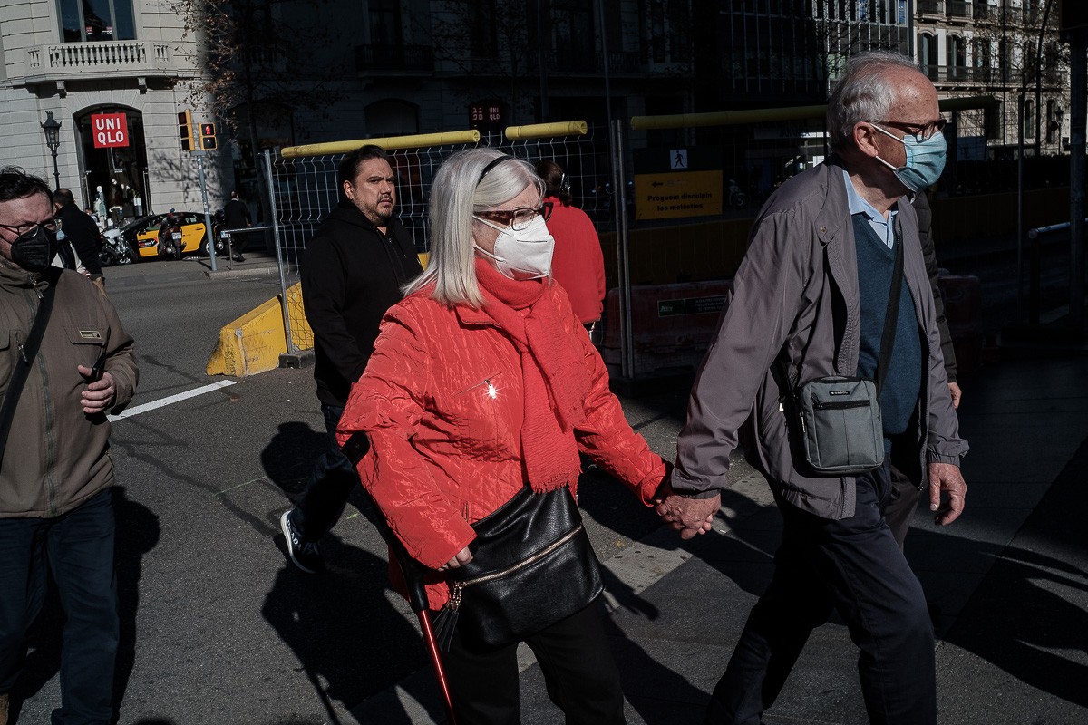 La sisena onada toca fons: per sota dels 4.000 casos i 100 hospitalitzats menys