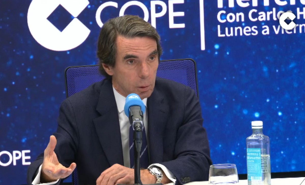 Aznar dona ple suport a Casado però assegura que el «ruboritza» haver-ho d'aclarir