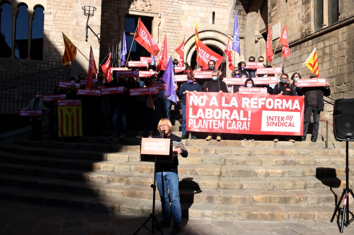 La Intersindical exigeix als partits catalans que no convalidin la reforma laboral