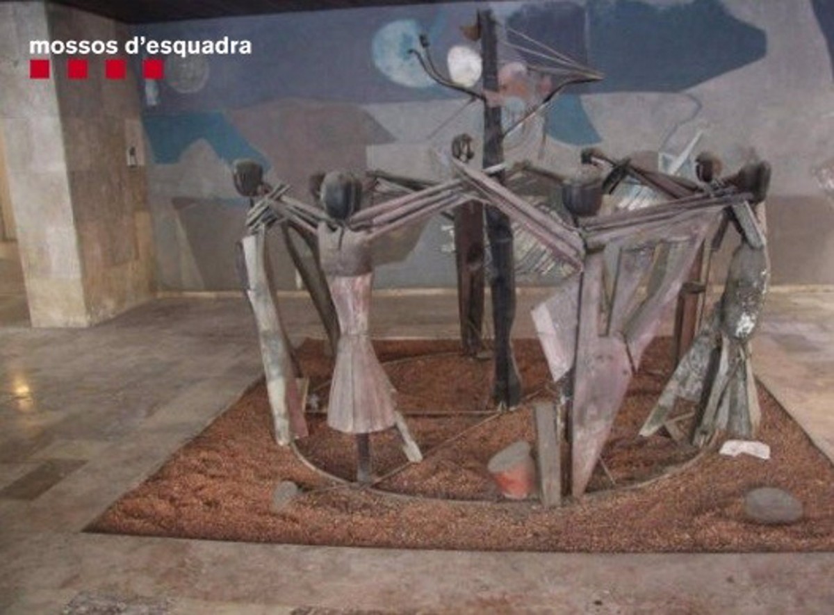 Destrueixen un mural d'alt valor durant la reforma d'un vestíbul a Barcelona