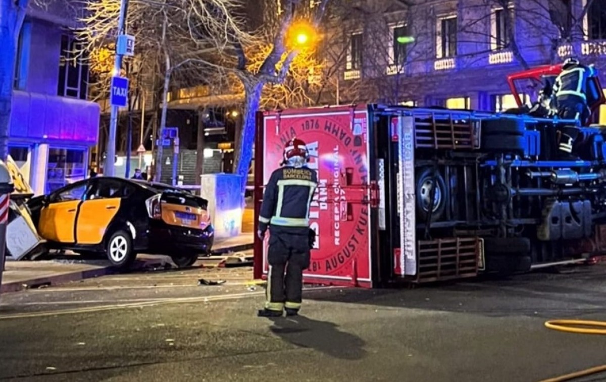 Un taxi que fugia de la policia tomba un camió de cervesa al carrer Balmes de Barcelona