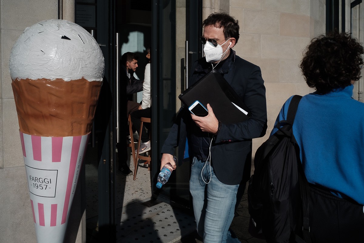 Gent amb mascareta al centre de Barcelona. - Adrià Costa