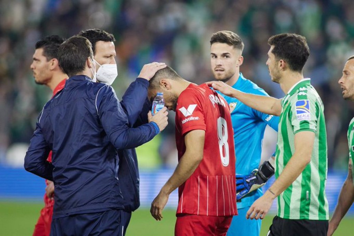 Suspès el Betis-Sevilla després de l'agressió d'un aficionat a un jugador