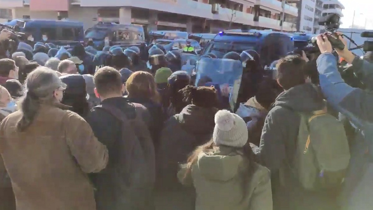 Els Mossos desallotgen un centenar de persones d'una nau de Badalona després de carregar
